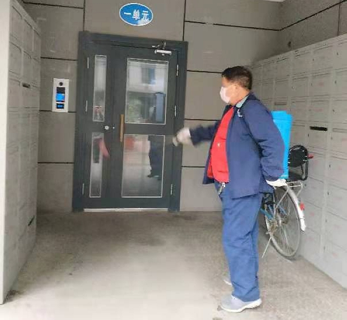 后勤组织物业对雁塔校区住宅楼宇进行消毒水喷洒1(2020-01-26).jpg