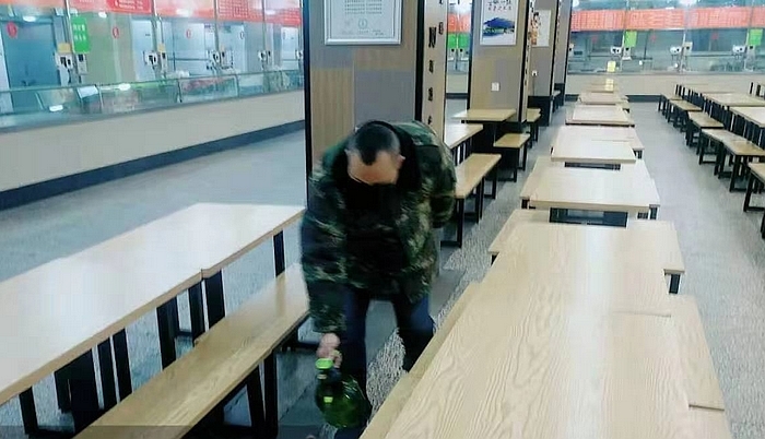复件 后勤对雁塔校区食堂就餐区使用消毒水进行擦拭、药物喷洒4(2020-01-27).jpg