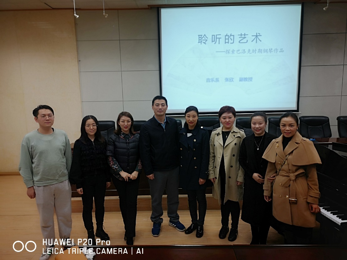 一群人站在壁报板前描述已自动生成