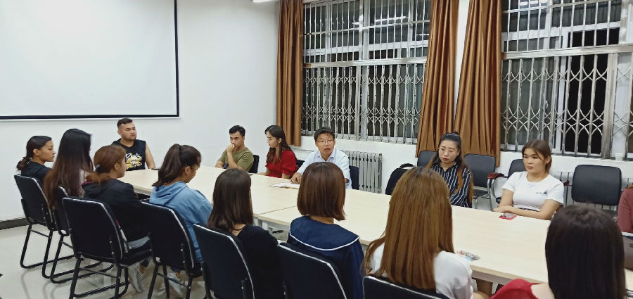 少敏民族学生座谈会.jpg